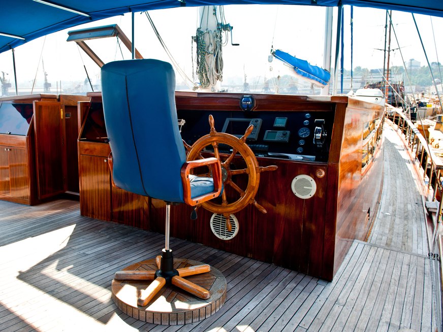 Form veneers of a boat with a Columbus vacuum press